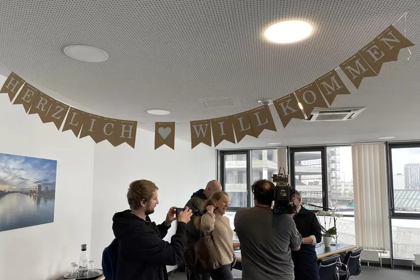 Der Willkommensgruß der Mitarbeiter hängt noch.