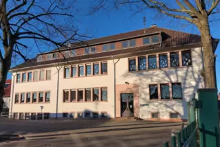 Nicht nur das Grundschulgebäude in Hütschenhausen ist in die Jahre gekommen.
