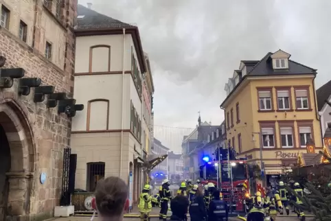 Einsatz am Neujahrstag: Dach von Geschäftshaus brennt. Einsatz am Neujahrstag: Dach von Geschäftshaus brennt.