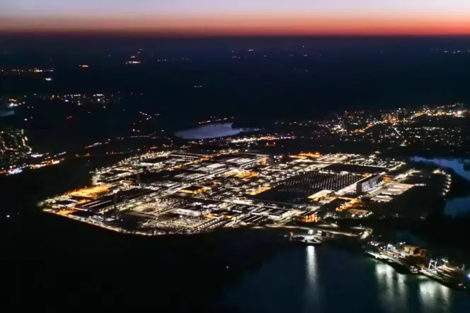 Das Lastwagenwerk von Daimler in Wörth bei Nacht.