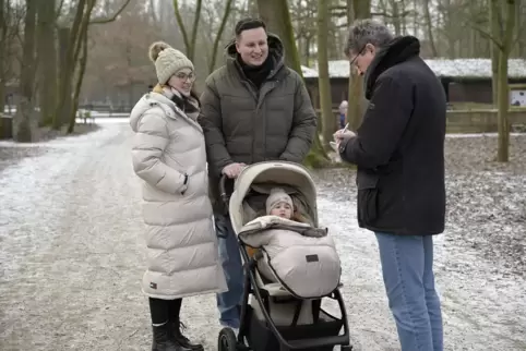 Jasmin und Sebastian Keller (von links) mit Tochter Liara im Gespräch mit Volker Endres (rechts).