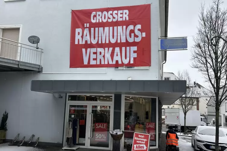 Aufgrund der Gesch&auml;fts&uuml;bergabe gibt es derzeit einen gro&szlig;en R&auml;umungsverkauf im Modehaus Spielmann.