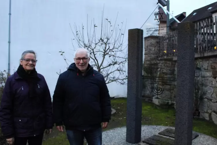  Ein besonderer Moment f&uuml;r das Ehepaar Woehl war 2016 die Enth&uuml;llung der Stele, die an die ermordeten Odenbacher Juden erinnert.