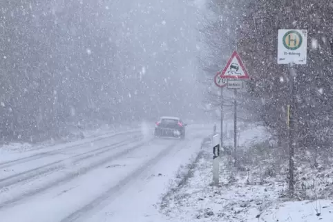 Im dichten Schneetreiben ist auf den Straßen in und um Kaiserslautern am Wochenende das Glätte-Chaos ausgebrochen.