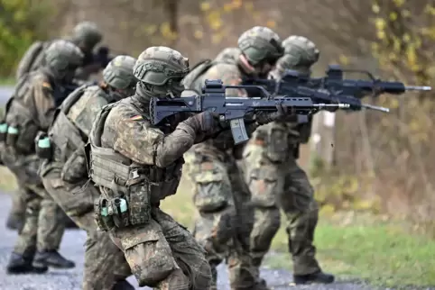 Bei der Gefechtsausbildung: Rekruten der Bundeswehr.