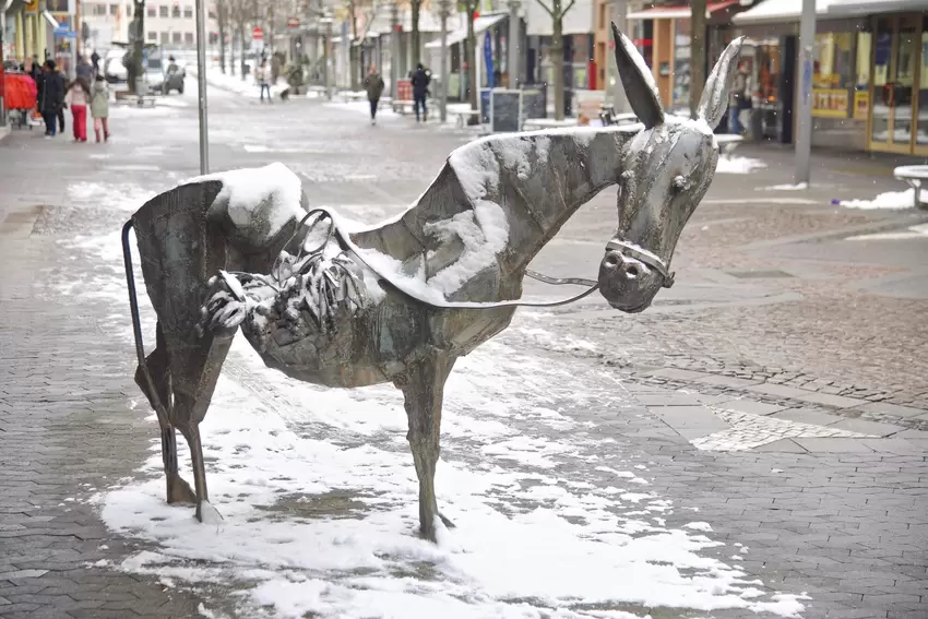 Schnee ziert die Esel-Skulptur in der Bahnhofstraße.