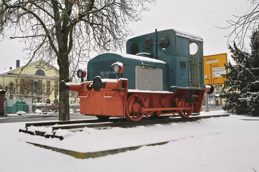 Die alte Rangierlok der ehemaligen Zuckerfabrik fährt jetzt durch Schnee und Eis.