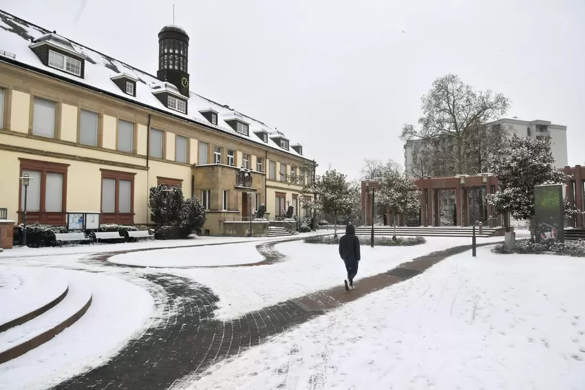 Wege inmitten von Schnee und Eis, hier am Stephan-Cosacchi-Platz.