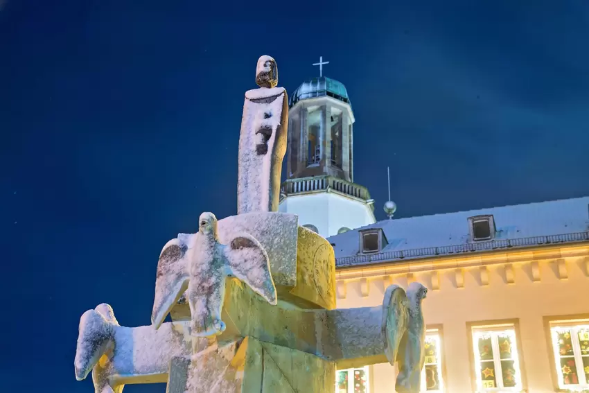 Aus Erkenbert wird Schneebert: der Erkenbertbrunnen in der Innenstadt.