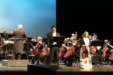 Die Chemie stimmt zwischen Axel Kober am Pult und dem Nationaltheater-Orchester. Die Solisten – darunter (unser Bild) Tenor Jona