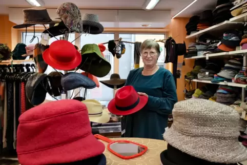 Inhaberin Andrea Veth in ihrem Geschäft. Nach 75 Jahren schließt Beisel Hüte im März. Inhaberin Andrea Veth in ihrem Geschäft. Nach 75 Jahren schließt Beisel Hüte im März.