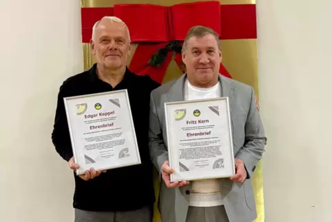 Mit Ehrenbrief: Edgar Keppel (links) und Fritz Kern (rechts) vom FC Bienwald Kandel. 