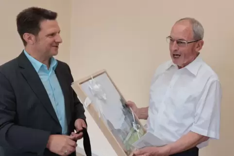 Springt nun dem scheidenden Verbandsgemeinde-Bürgermeister Frank Rüttger (links) bei: Carlsbergs ehemaliger Dorfchef Werner Maju
