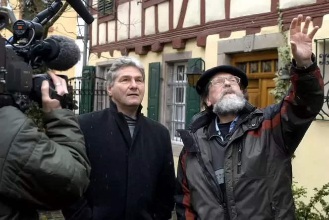 Wenn es um die »Uhrestubb« geht, ist Knut Deutschle (rechts) in seinem Element. Hier erklärt er dem damaligen Trainer des 1. FC