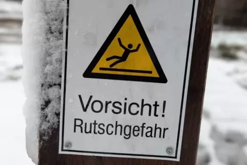 Nicht nur auf den Straßen, auch auf Geh- und Spazierwegen kann es in den kommenden Tagen gefährlich glatt werden. 
