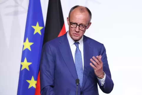Bundeskanzler Merz hält den Einsatz der Bundeswehr zur Absicherung eines Waffenstillstandes in der Ukraine für denkbar. 