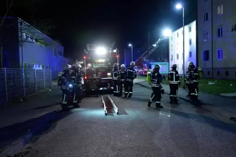 Einsatzkräfte der Feuerwehr am Abend des 28. Dezember. 