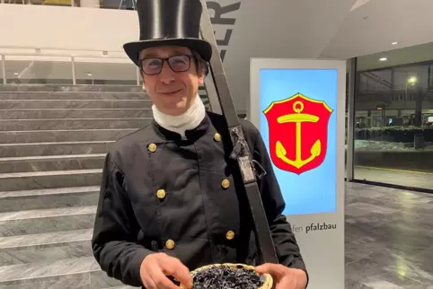 Schornsteinfeger treten bei den Empfängen als Glücksbringer auf, wie hier Daniel Knäpple am Mittwoch im Pfalzbau. 
