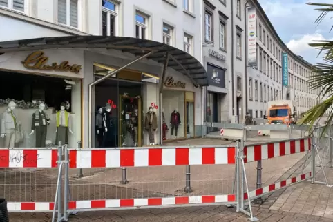 Schon vor dem Schneefall: Gebäude infolge von Dachstuhlbrand abgesperrt. 