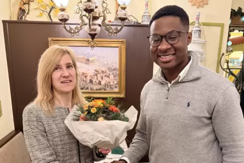 Blumen für Silja Seiffert von Ortsvorsteher Raymond Höptner.