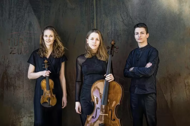 1. M&auml;rz: Amelio Trio mit (von links) Johanna Schubert, Merle Gei&szlig;ler und Philipp Kirchner.