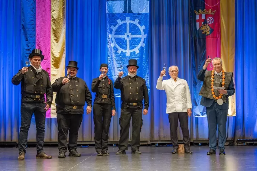 Anstoßen aufs neue Jahr: Schornsteinfeger, Wolfgang Hardt und Bürgermeister Andreas Poignée.