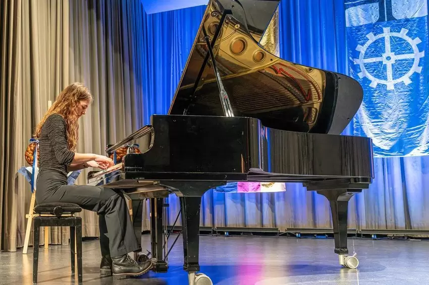 Musikalische Unterhaltung I: Olivia Jones am Flügel.
