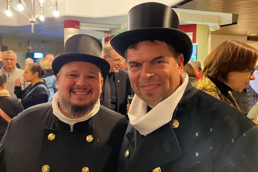 Begehrte Glücksbringer in Lebensgröße: die Schornsteinfeger Dominik Seidl (links) und Markus Sprengard.