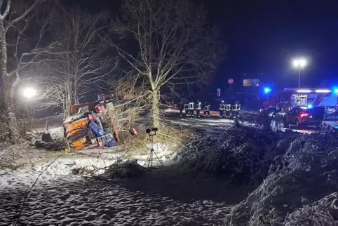 Das Streufahrzeug, das bei Maßweiler umgekippt ist, war voll beladen.