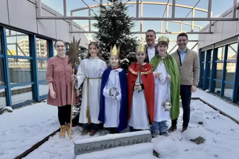 Die Sternsinger mit ihren Betreuern Lara Biello und Jonas Stalla sowie Landrat Volker Knörr (CDU, hintere Reihe) am Kreishaus.