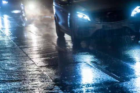 Der Deutsche Wetterdienst warnt für Donnerstagabend und Freitag vor Glatteis und rutschigen Straßen in Rheinland-Pfalz.