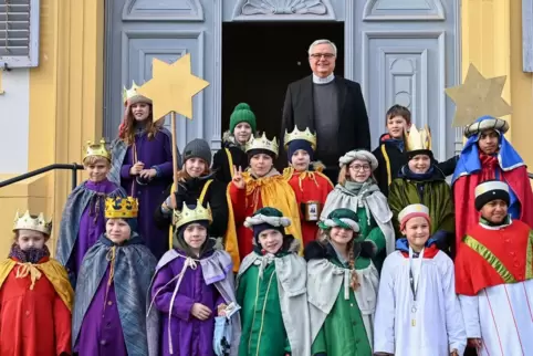 Besonderer Hausbesuch: Sternsinger-Gruppe bei Bischof Karl-Heinz Wiesemann. 