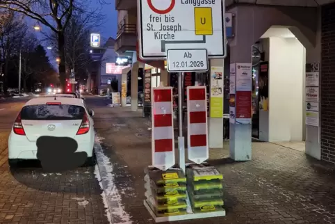 Bahnhofstraße: Sperrungsschild steht auf Radweg.