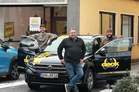 Pascal, Andreas und Lukas Deck bei der Vorstellung vor ihrer neuen Fahrschule. 
