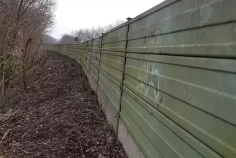 Die Lärmschutzwand an der B39.