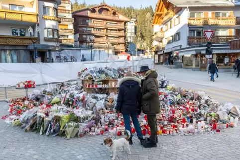 Crans-Montana: Menschen trauern um die 40 Toten der Brandkatastrophe. 