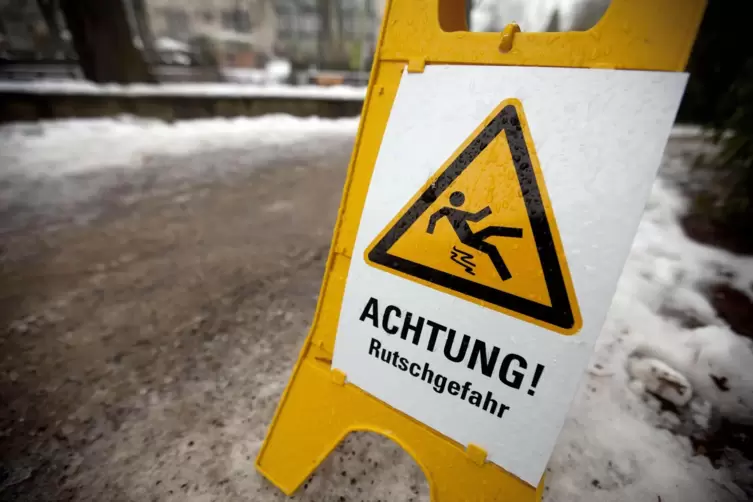 Achtung, Rutschgefahr! Bei Gl&auml;tte und Schnee drohen St&uuml;rze. 