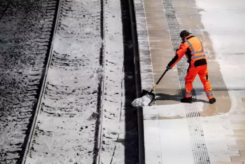 Wie hier am Hamburger Hauptbahnhof, hatten Mitarbeiter der Bahn alle Hände voll zu tun, um die Folgen von Elli zu bewältigen.