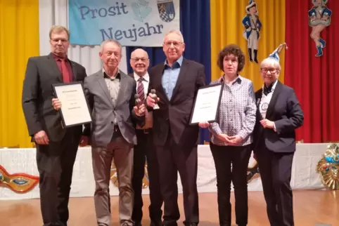 Egbert Fecht (Zweiter von links) und Michael Greichgauer (Mitte) erhielten beim Friesenheimer Neujahrsempfang die „Bronzene Eule