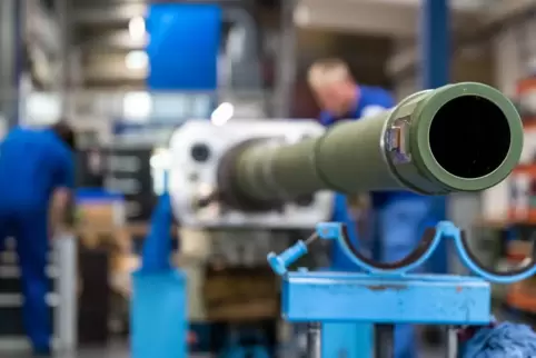 Mitarbeiter bei Rheinmetall arbeiten an einer Kanone für den Kampfpanzer Leopard 2A4. Die Aktie des Rüstungskonzerns hat binnen 