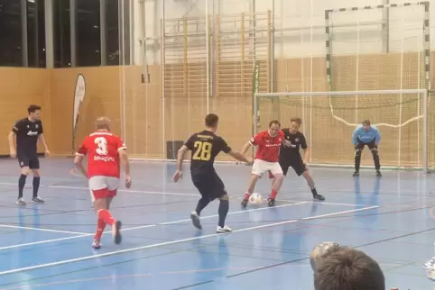 Wie einst im Mai: Roger Lutz vom 1. FC Kaiserslautern (Nummer drei) mit Sebastian Reinert gegen den Karlsruher SC. 