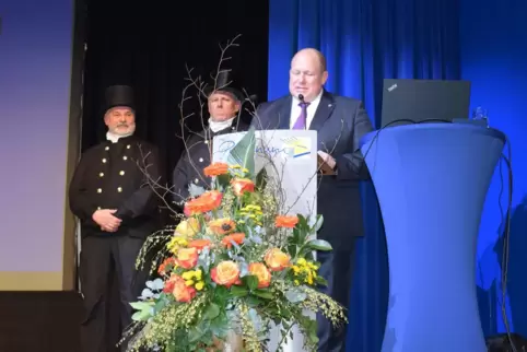 Bürgermeister Thorsten Leva begrüßt mit den Schornsteinfegern Michael Fußer (links) und Michael Rutz die Gäste. 