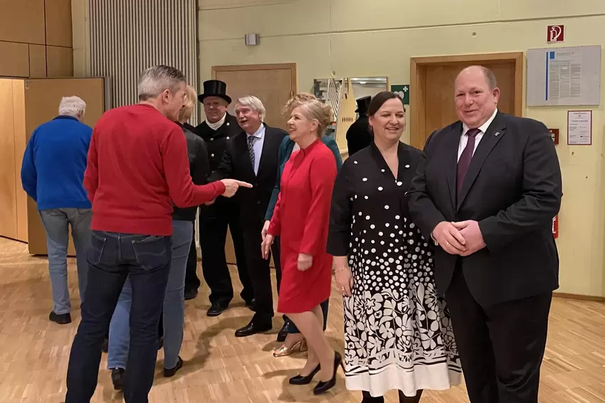 Bürgermeister Thorsten Leva (rechts) begrüßt mit seiner Frau Katja Schulze-Berge und den Beigeordneten sowie den Schornsteinfege