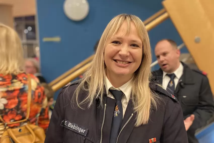 Feuerwehrfrau Eva Biebinger ist im vergangenem Jahr Mutter geworden.