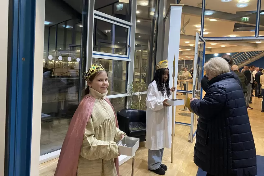 Dier Sternsinger begrüßten die Gäste zu Beginn des Neujahrsempfangs.