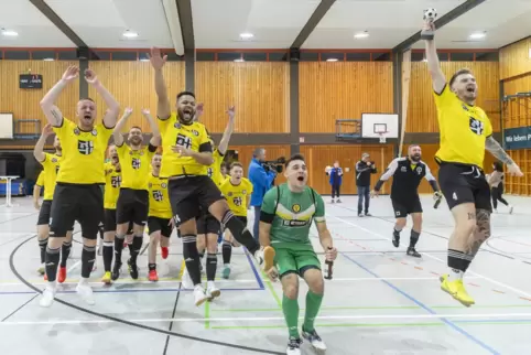 Die pure Freude: Battweilers Bezirksligafußballer feiern den Turniersieg mit ihrem Anhang. 