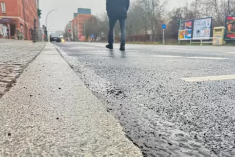 Achtung: Rutschgefahr! Noch bis 13 Uhr kann es im Donnersbergkreis glatt werden. 