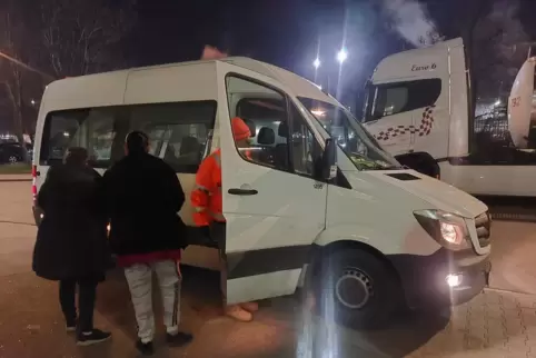 Am Kältebus bekommen Obdachlose wärmende Getränke und Speisen, aber auch eine Ausstattung für die kalten Nächte. 