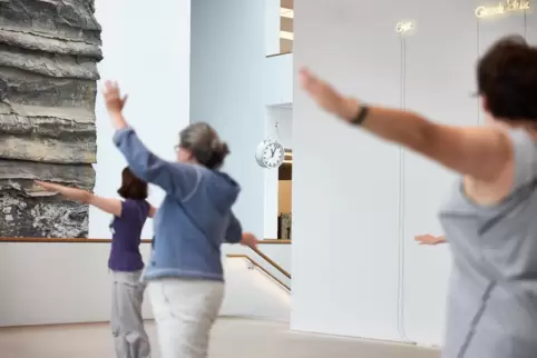 Doppelt hält besser: Yoga vor Anselm Kiefers Wandrelief in der Mannheimer Kunsthalle, Doppelt hält besser: Yoga vor Anselm Kiefers Wandrelief in der Mannheimer Kunsthalle,