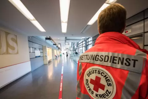 Einen Rettungssanitäter soll in Neustadt eine Kollegin vergewaltigt haben. 